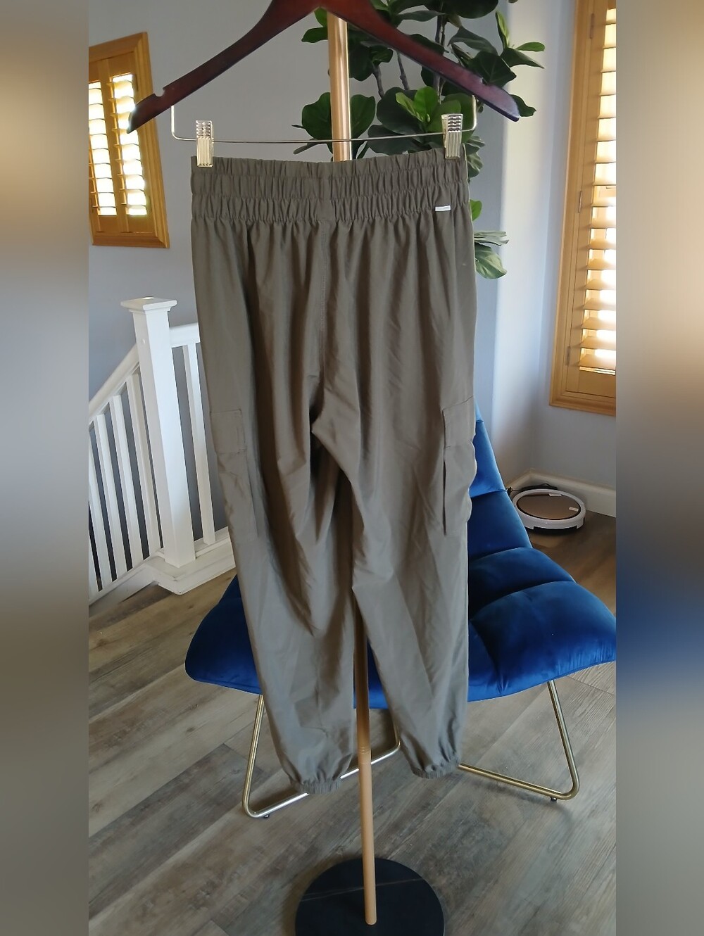 NWOT Vuori Villa Cargo Jogger in Olive Green - Picture 4 of 6